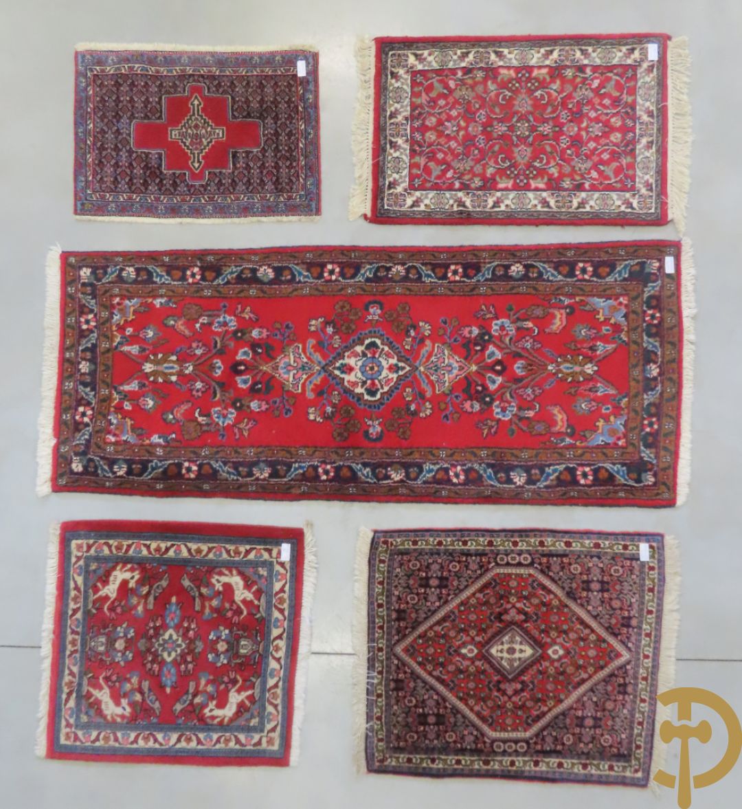 Vijf oosterse handgeknoopte tapijten