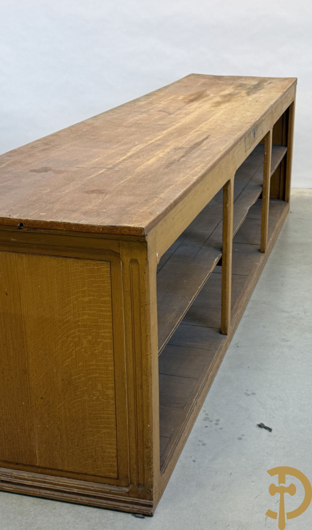 Pine winkeltoog met étagère in faux bois beschilderd