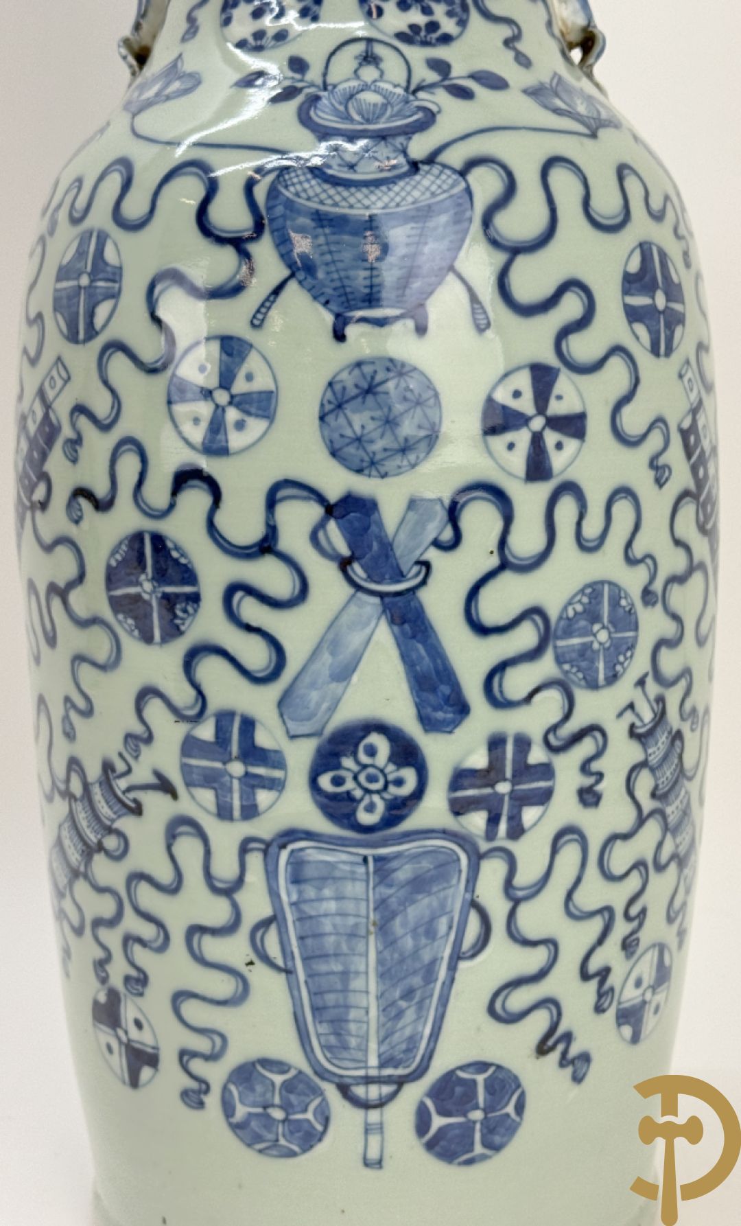 Chinese porseleinen celadon vaas met antiquiteitendecor