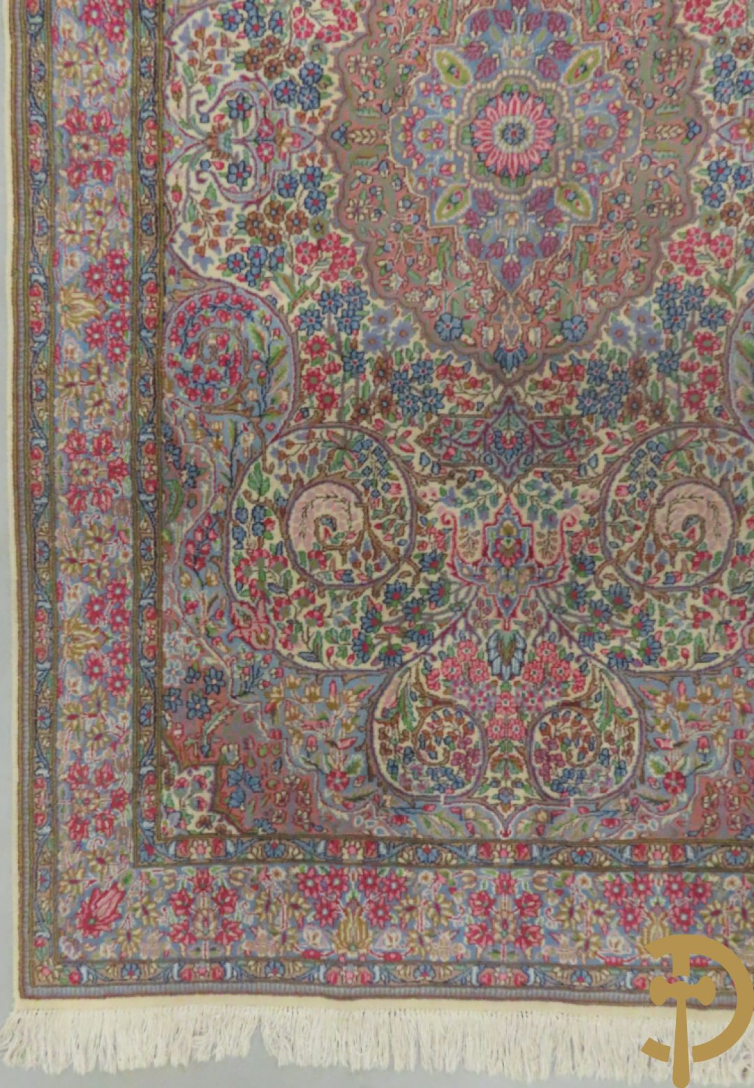 Iranees handgeknoopt tapijt Kirman Lavar met centraal medaillon omgeven door florale motieven