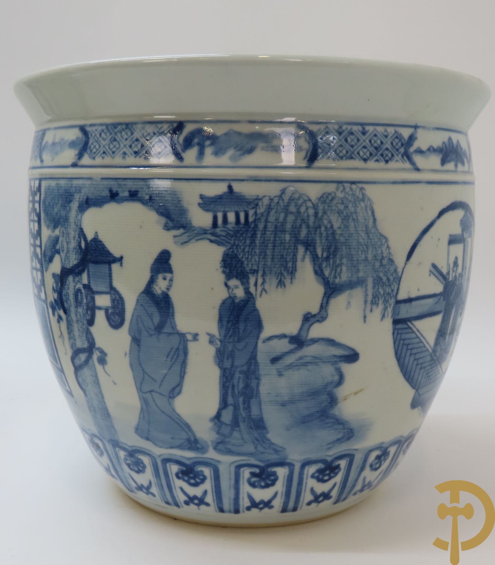 Paar Chinese porseleinen cachepots met blauw/wit decor van dames in landschap