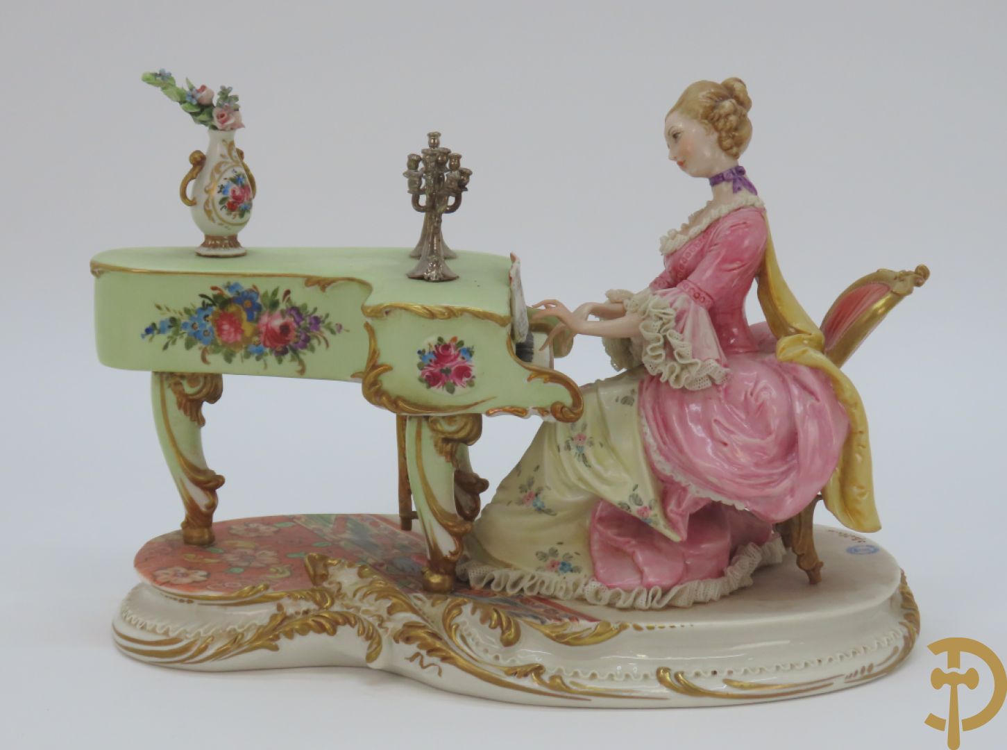 Drie porseleinen sierstukken 