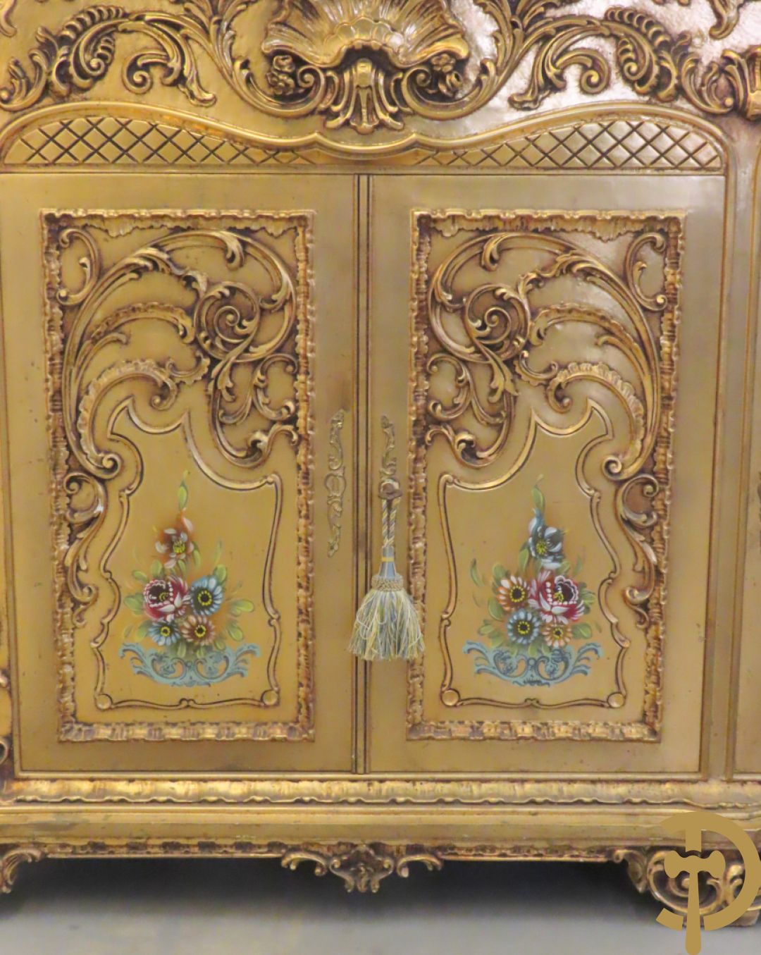 Uitzonderlijke vergulde Louis XV eetkamer bestaande uit vijfdeursdressoir met voluutvormige accanthusranken en rocailles, beschilderd met bloemenmotieven en centraal tafererel met hoornen des overvloeds + bijhorende spiegel vergulde tafel op voluutvormige poten met zes bijhorende stoelen + vitrine met accanthusranken en centrale deur, op voluutvormige poten