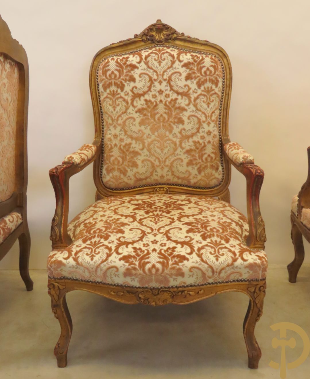 Vijfdelig verguld Louis XV salonensemble bestaande uit canapé en 4 fauteuils - met mooie accanthusranken en bloemensculptuur