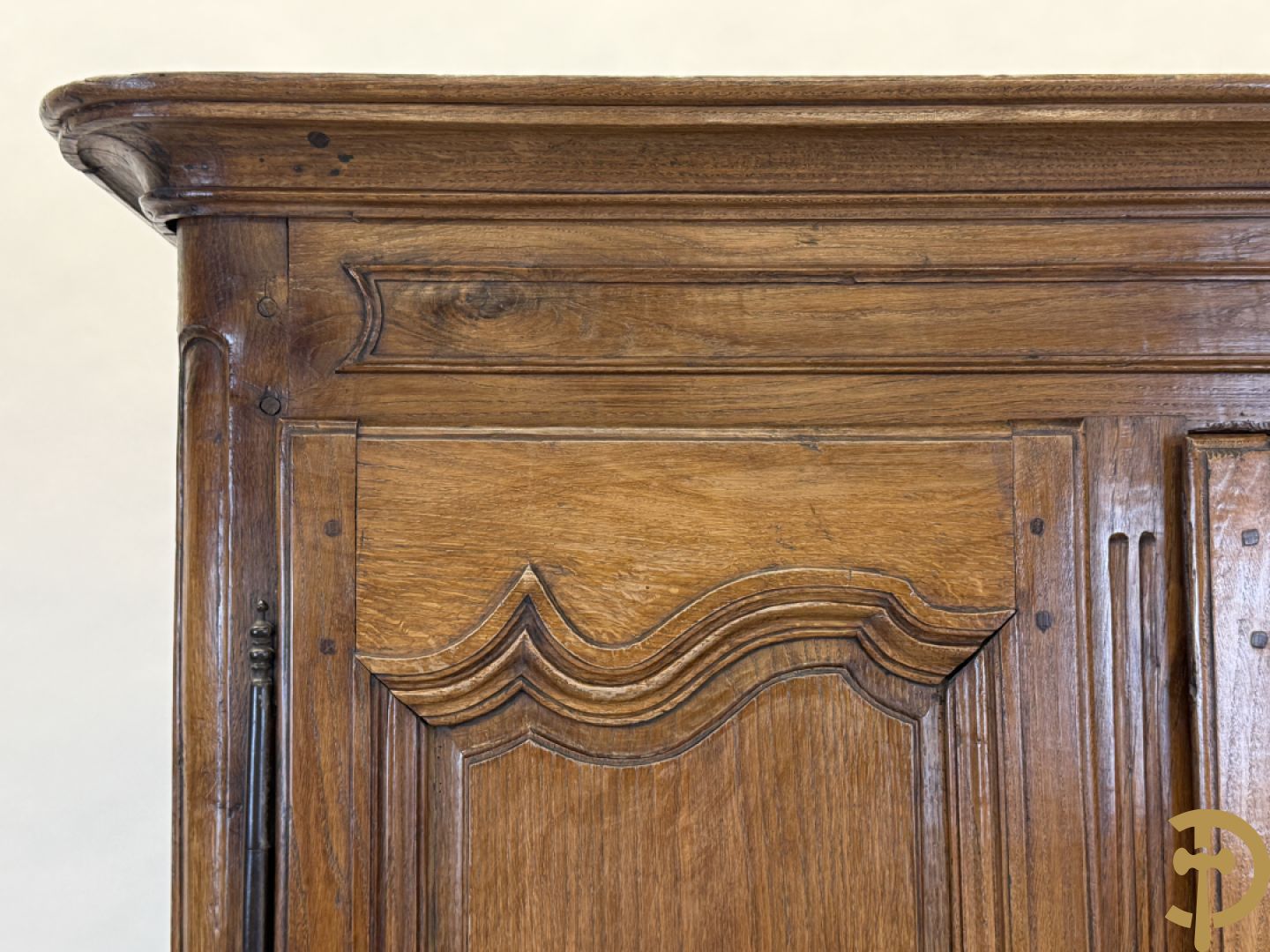 Massief eiken tweedeurskast met gezwaaide deuren op voluutvormige poten