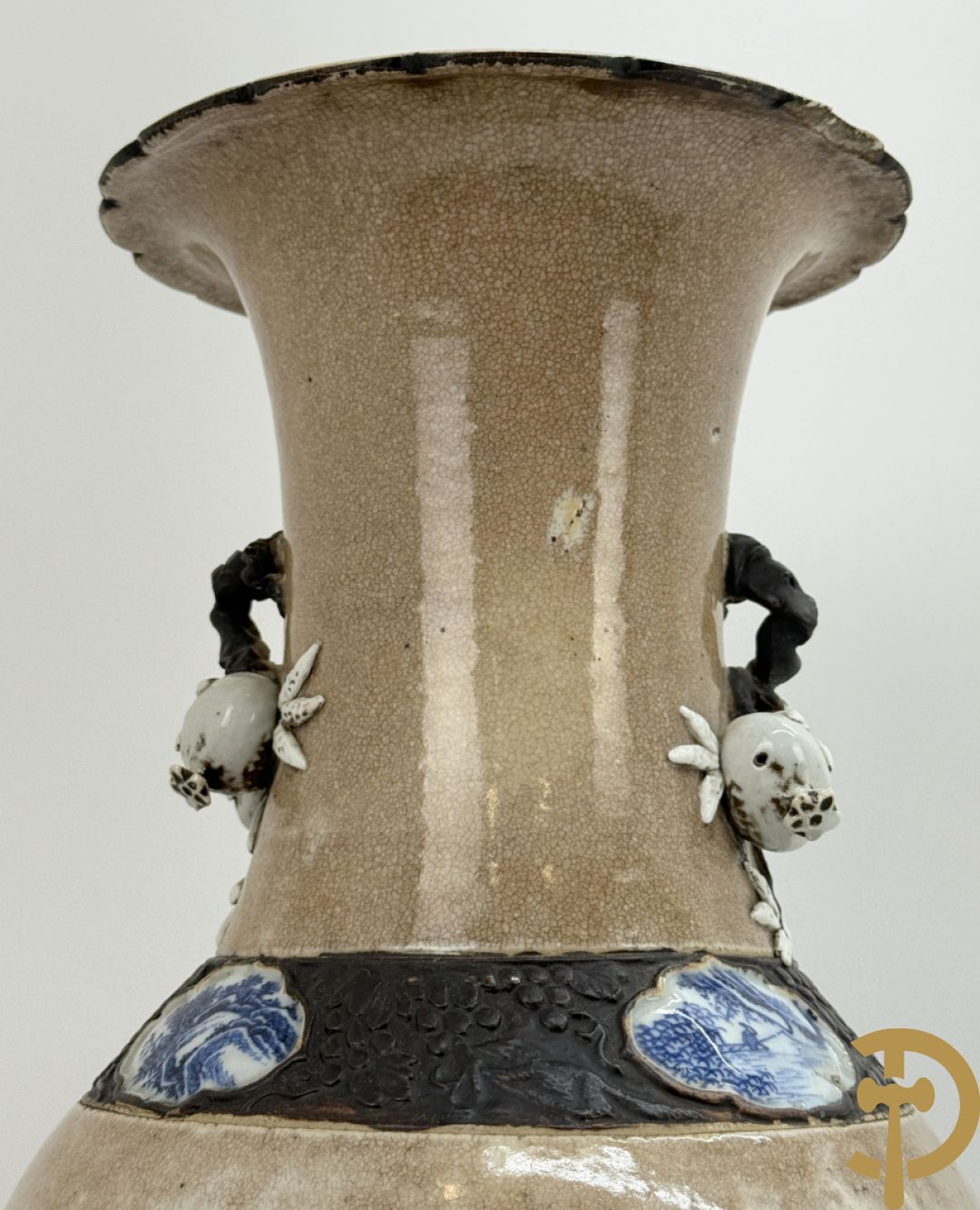 Antieke Chinese Nankin vaas met decor van wijsgeren, onderaan bezet met hert en bovenaan met pioenrozen