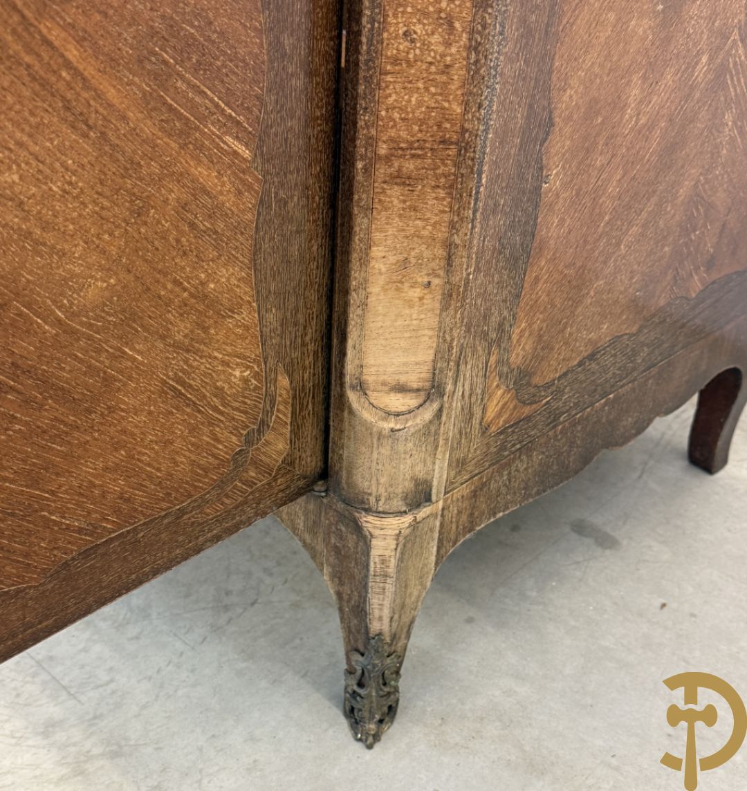 Notelaren driedeursdressoir met marmeren blad  bronzen sabots op de poten