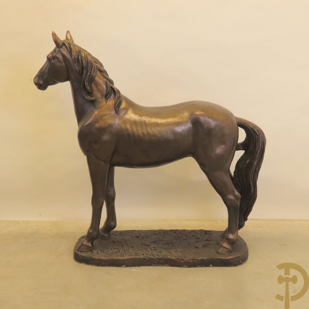 Staand paard in gebronzeerd polyester