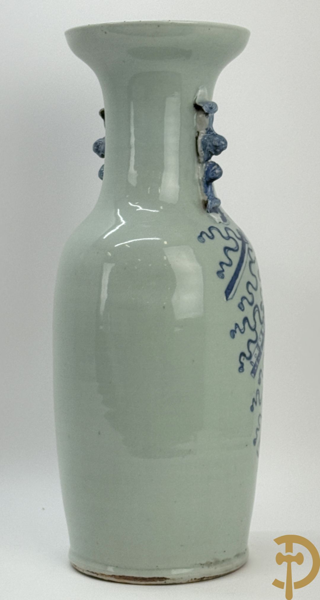 Chinese porseleinen celadon vaas met antiquiteitendecor