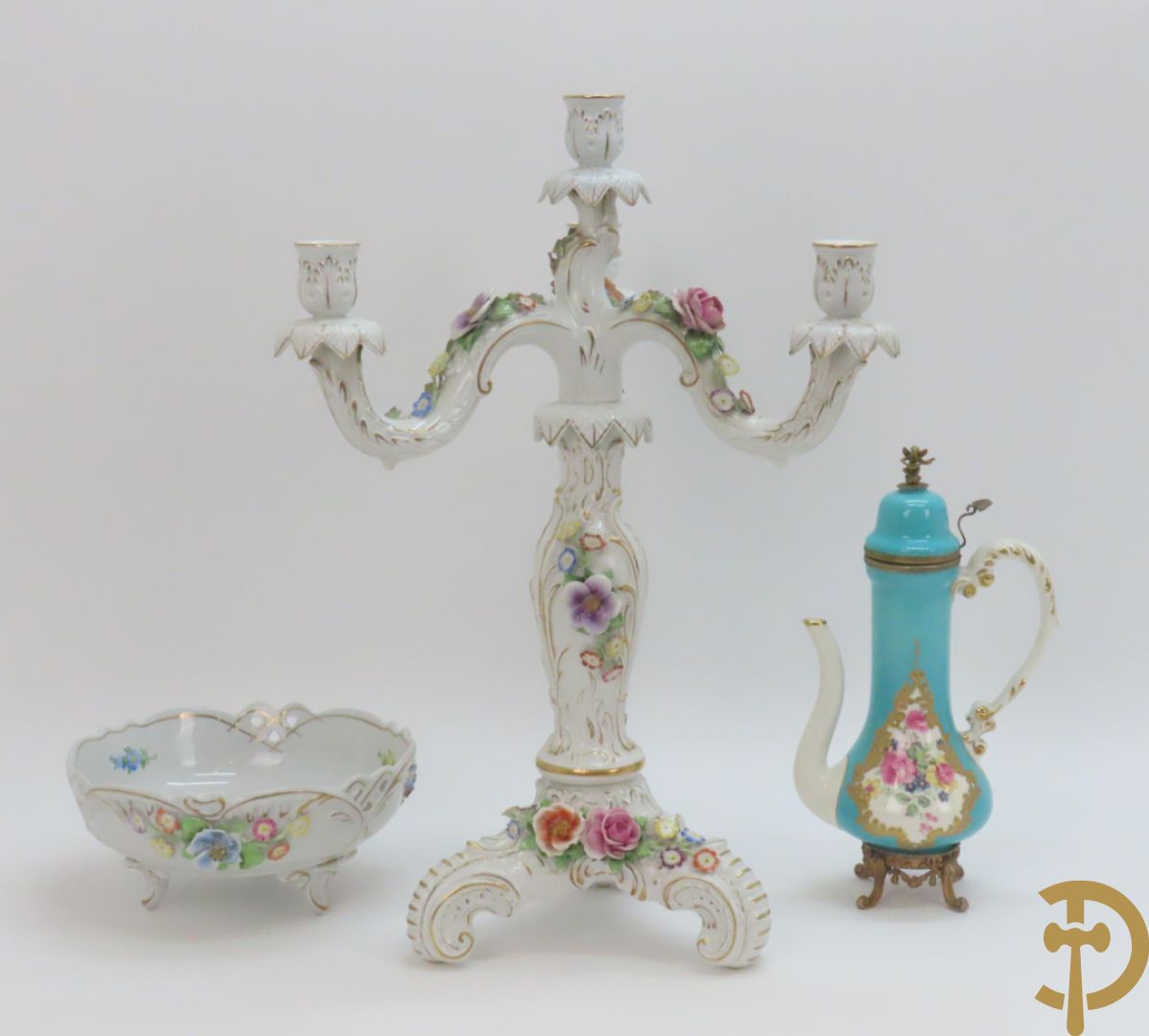 Driearmige porseleinen kandelaar met bloemenmotieven, onderaan gemerkt Plaue + porseleinen coupe Plaue + Limoges schenkkan met bloemendecor