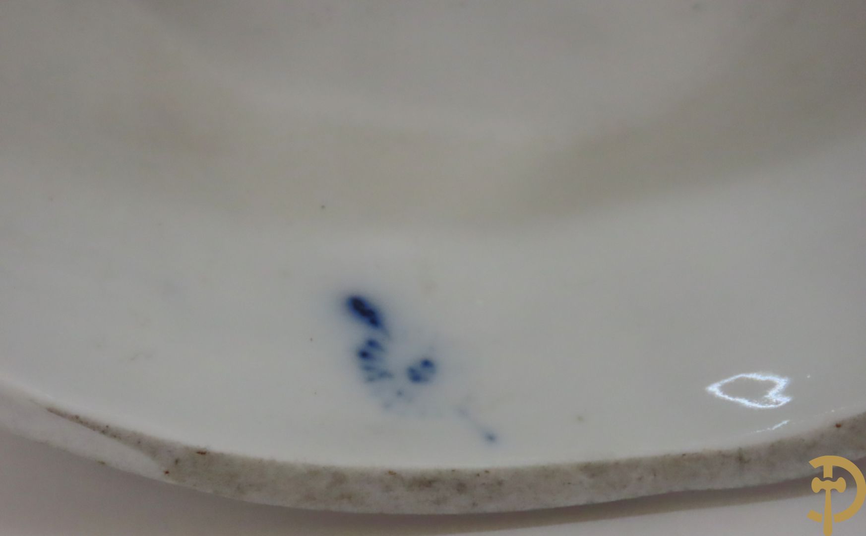 Paar meerkleurige porseleinen beelden van romantisch koppel , onderaan gemerkt