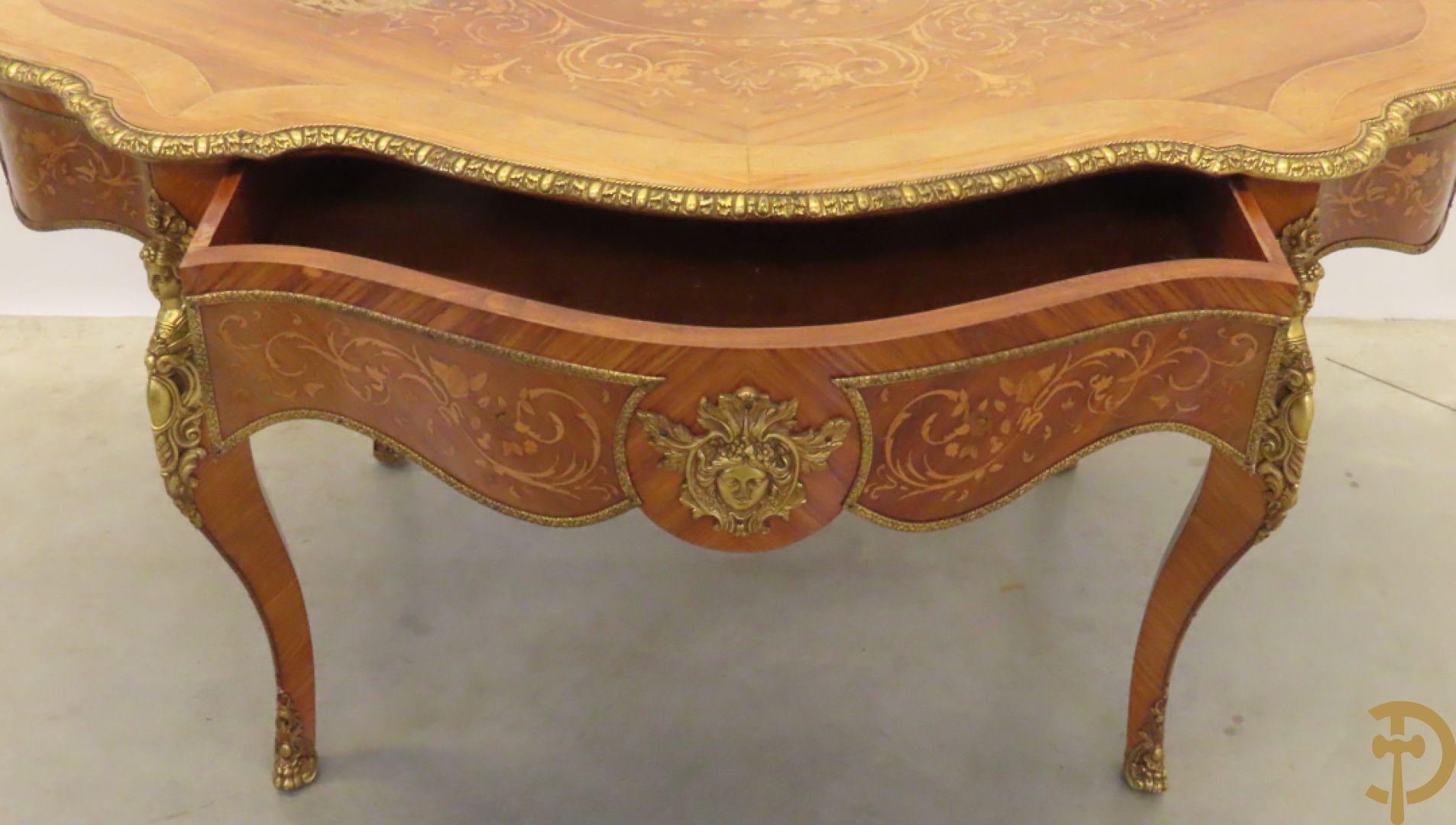 Gemarketteerde ovale notelaren tafel bezet met bronsbeslag van dameshoofden + stoel