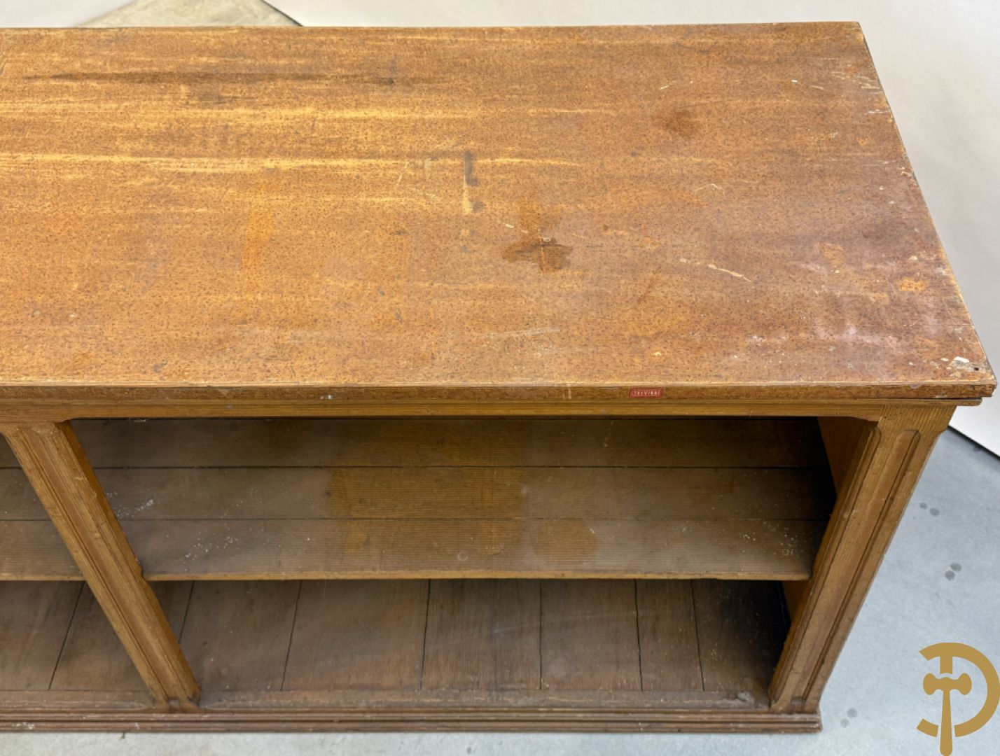 Pine winkeltoog met étagère in faux bois beschilderd