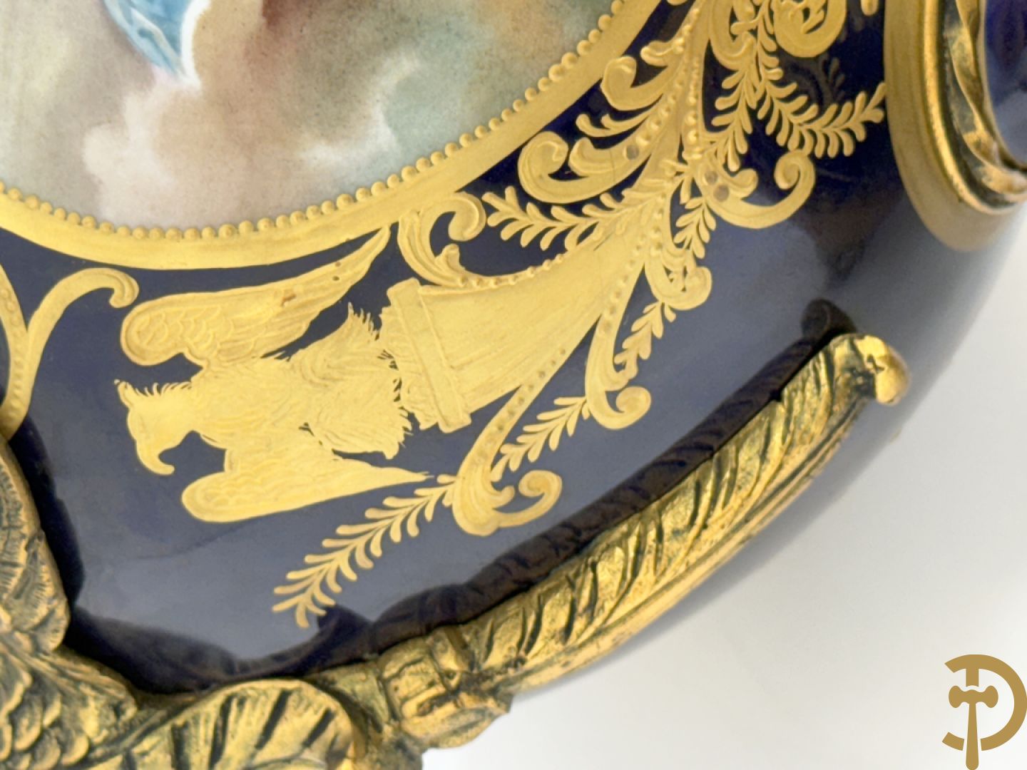 Paar porseleinen Sèvres cassolettes met handbeschilderd romantisch decor op blauwe fond, zijdelings met bronzen zwanen, Chateaux de Sceaux  gemerkt onderaan, Missant J. getekend