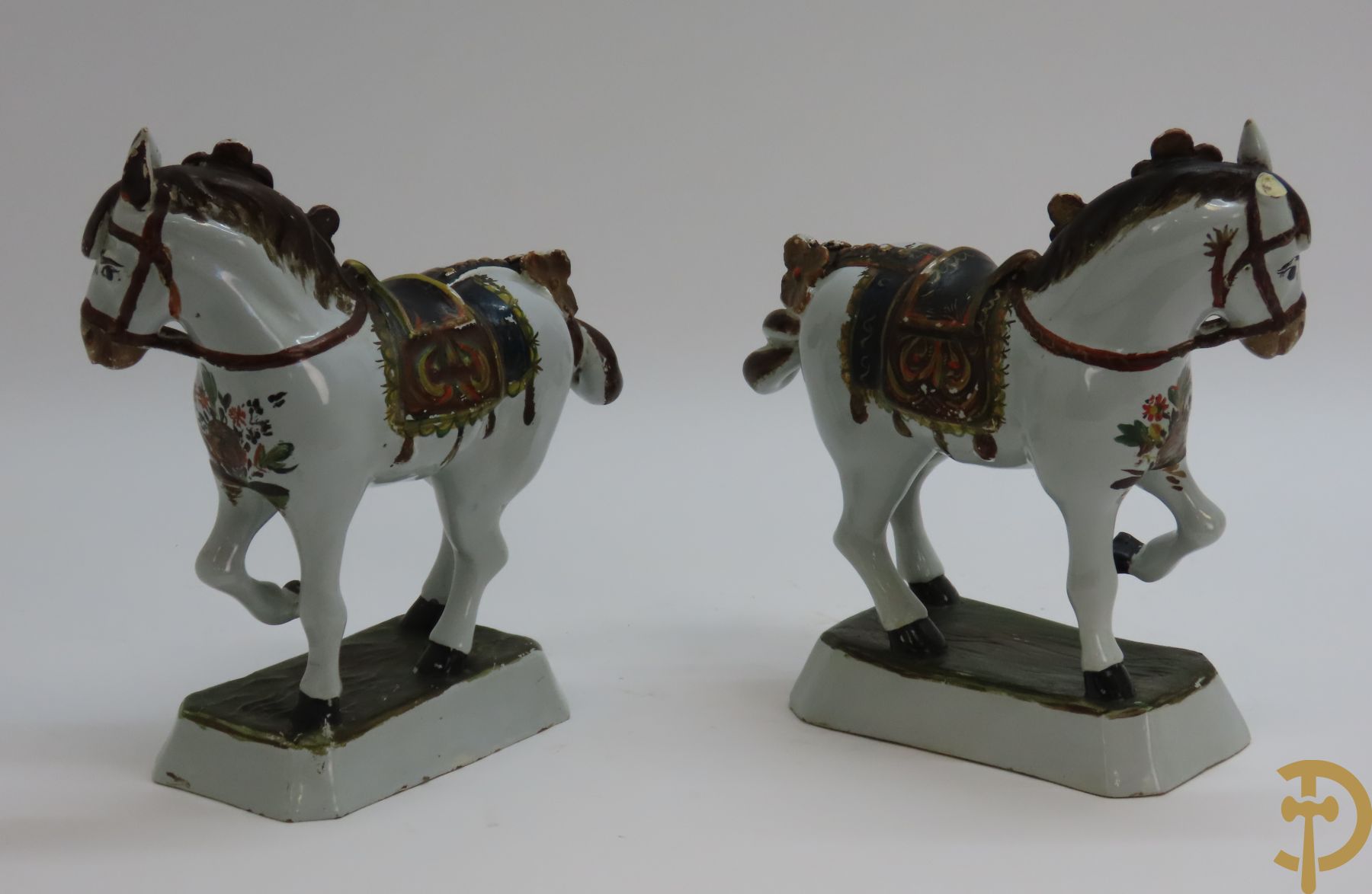 Paar paardjes in Franse faience met handbeschilderd decor, 19e