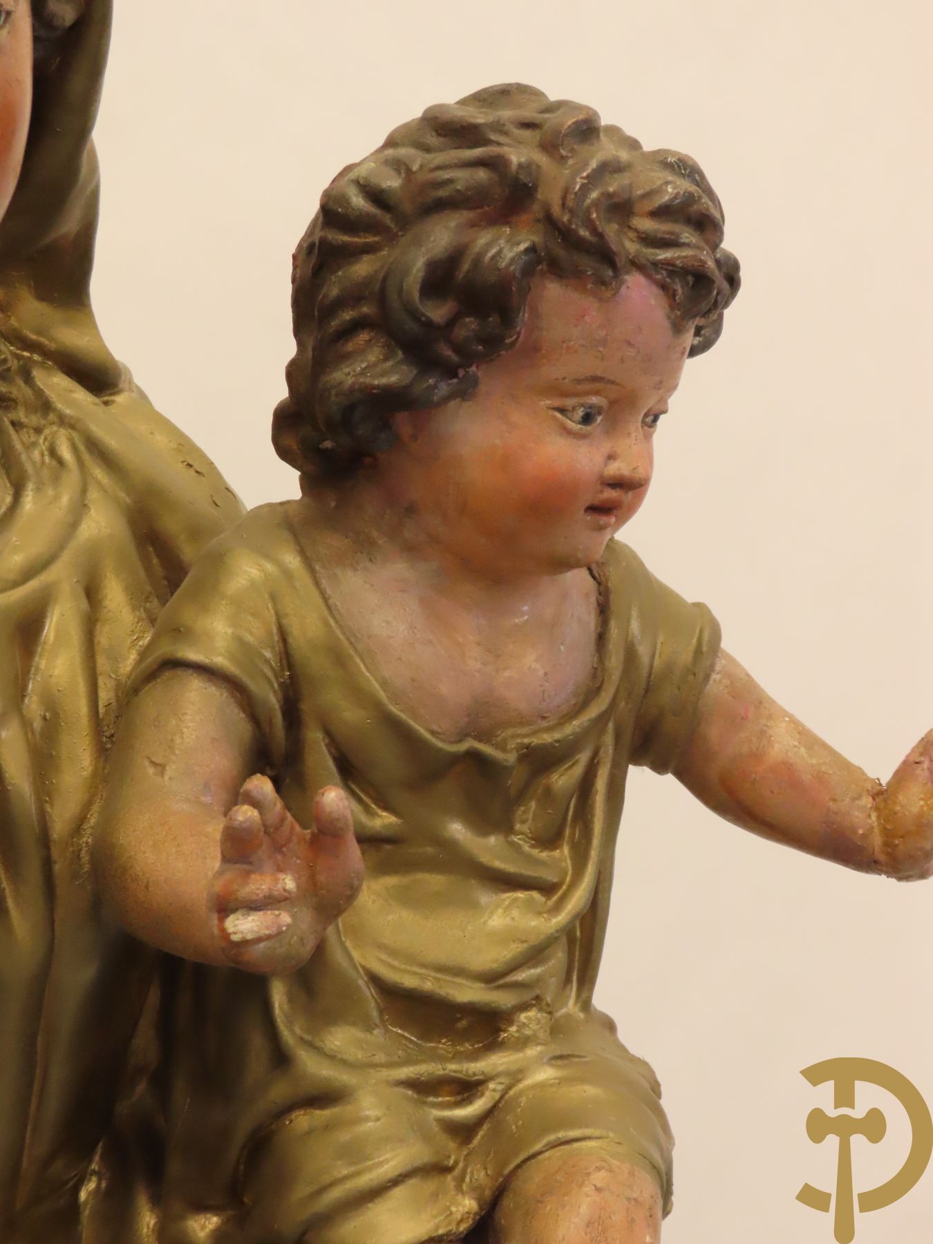 Grote vergulde Madonna met kind in papier maché  op houten sokkel met afgeschuinde hoeken