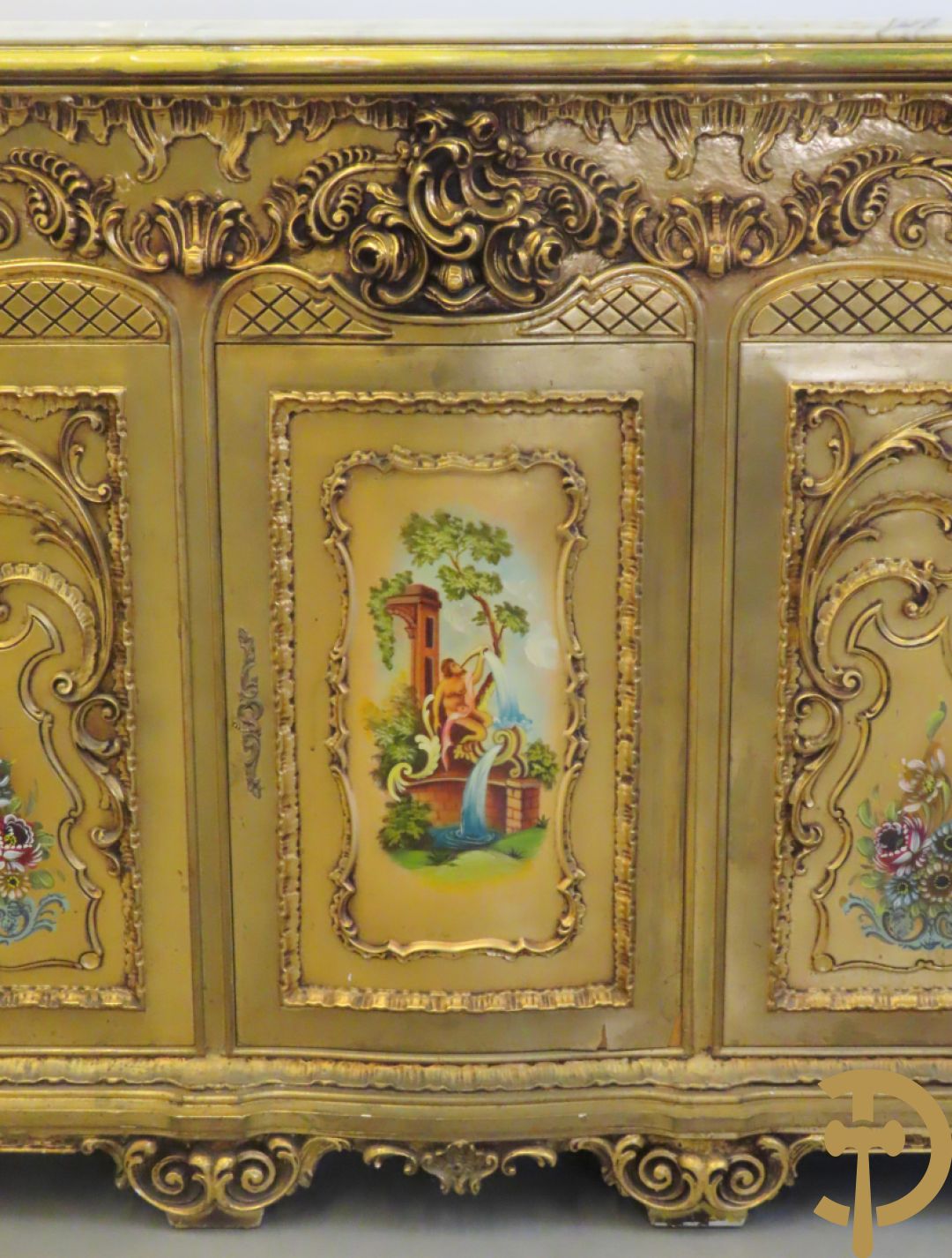 Uitzonderlijke vergulde Louis XV eetkamer bestaande uit vijfdeursdressoir met voluutvormige accanthusranken en rocailles, beschilderd met bloemenmotieven en centraal tafererel met hoornen des overvloeds + bijhorende spiegel vergulde tafel op voluutvormige poten met zes bijhorende stoelen + vitrine met accanthusranken en centrale deur, op voluutvormige poten