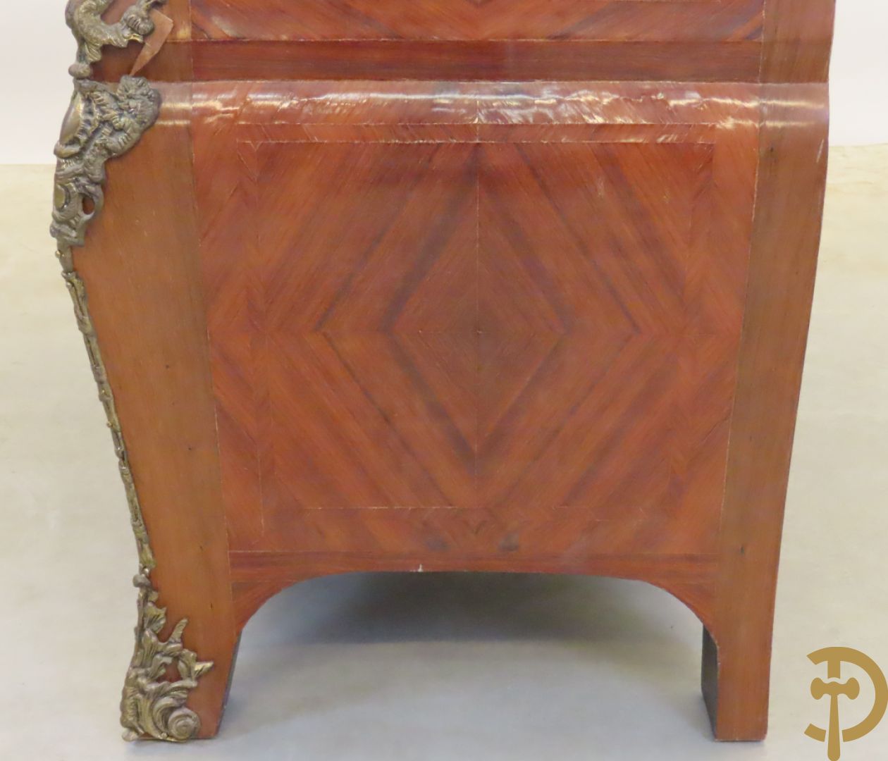 Notelaren gebombeerde drieladencommode met bronsbeslag en mazarinkoppen opzij - bovenaan met marmeren blad