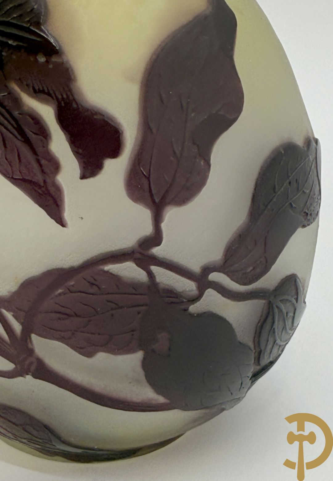 Art Nouveau vaas met gestyleerde bloemen, gezuurd en getekend Gallé