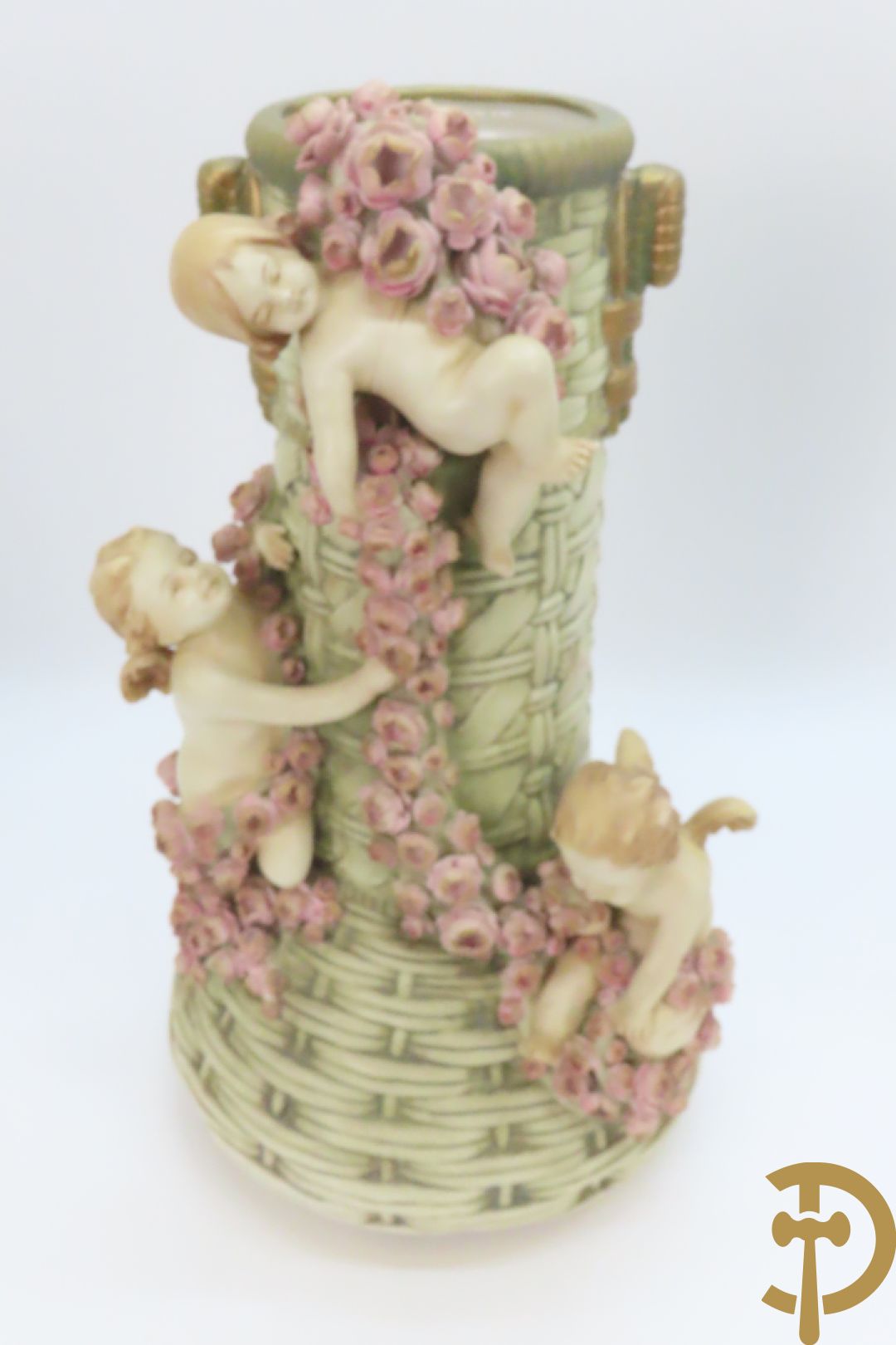 Paar meerkleurige faience vazen,  Austria gemerkt, met cupido