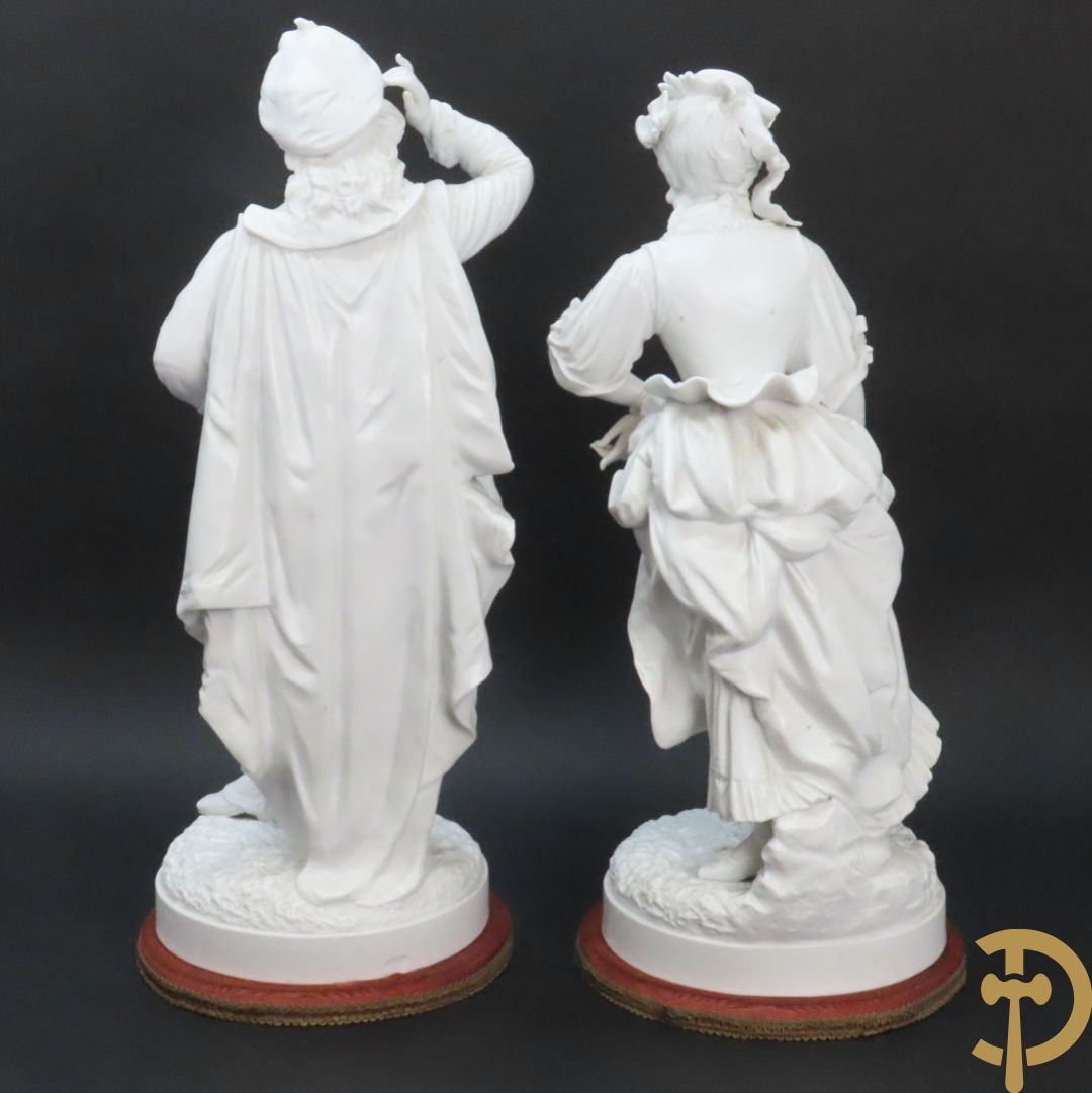 Paar grote witte biscuits van elegant koppel, onderaan gemerkt AM