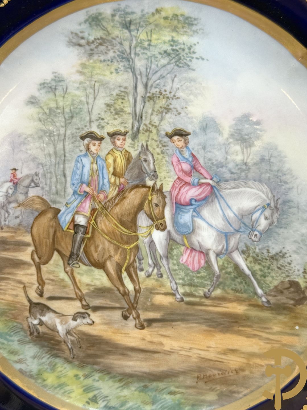 Paar porseleinen borden met ruitertafereel met vergulde omranding, getekend Rivière en Bourdier P., achteraan gemerkt met gekruiste pijlen