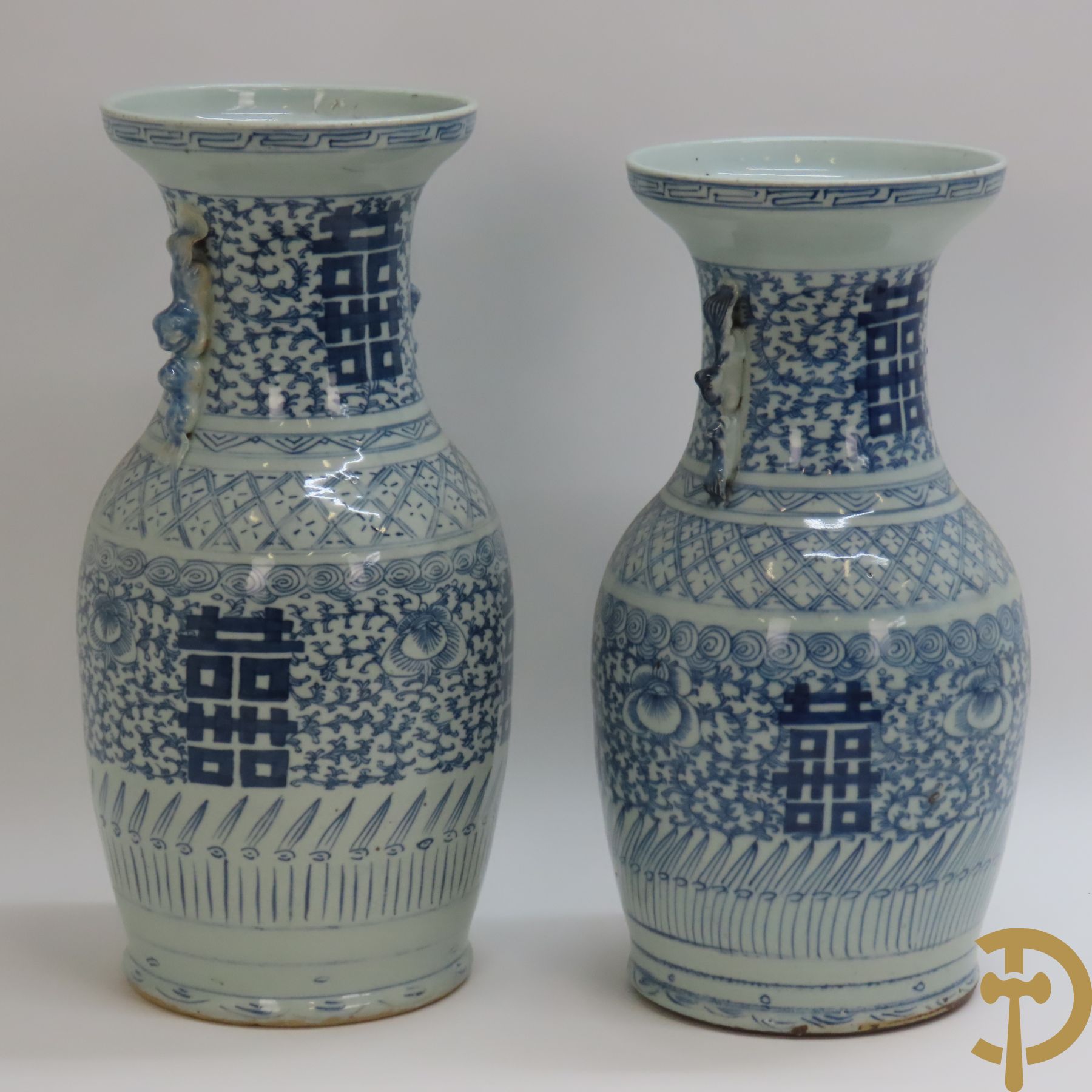 Twee Chinese porseleinen vazen met blauw/wit decor en Chinese tekens