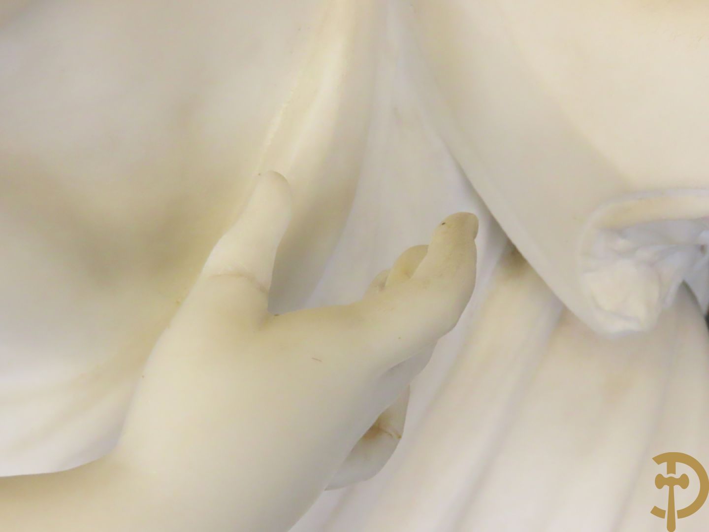 Prof. Fagioli Firenze getekend : Witte marmersculptuur van zittende dame met ontblote boezem met muziekinstrument