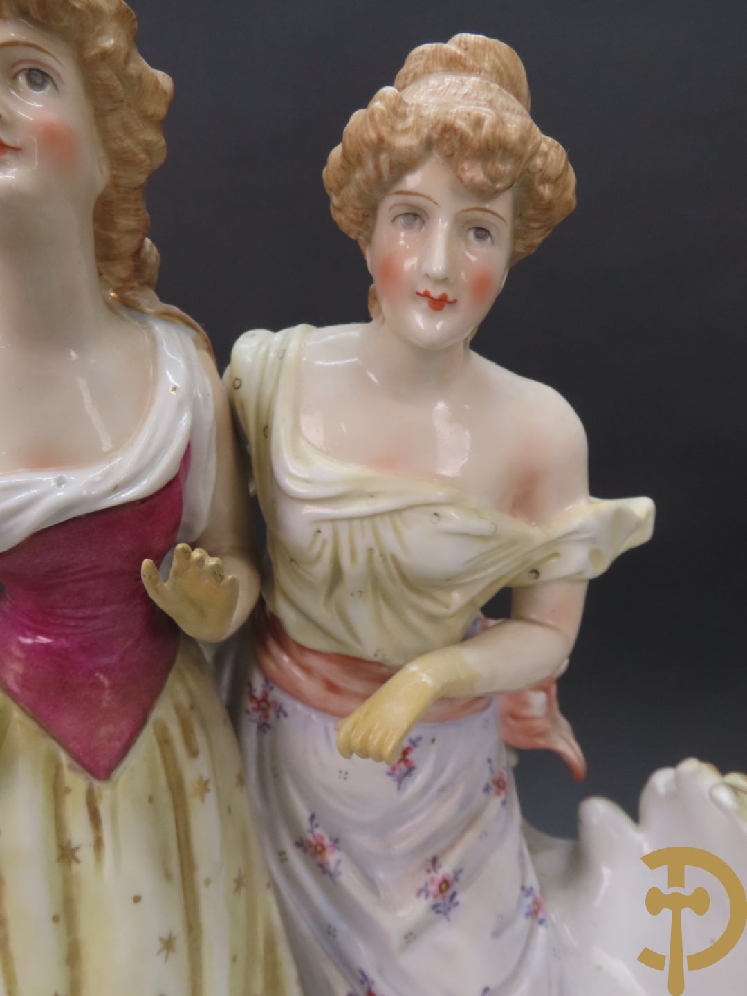 Meerkleurige porseleinen sierwagen slede met 3 dames voortgetrokken door 3 honden, onderaan gemerkt