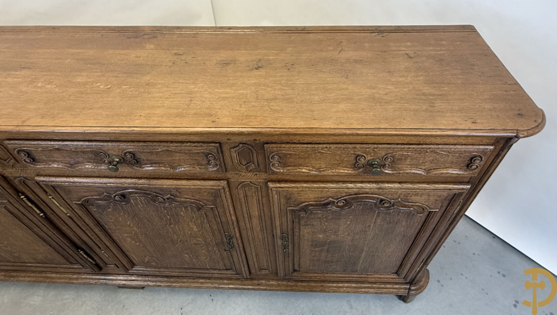 Eiken dressoir met 4 deuren, 4 lades en afgestoken Louis XV panelen