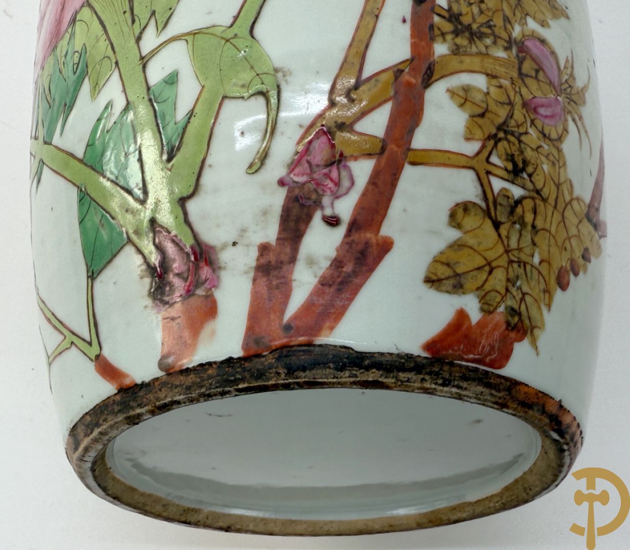 Paar Chinese porseleinen vazen met bloemen- en vogeldecor, achteraan getekend