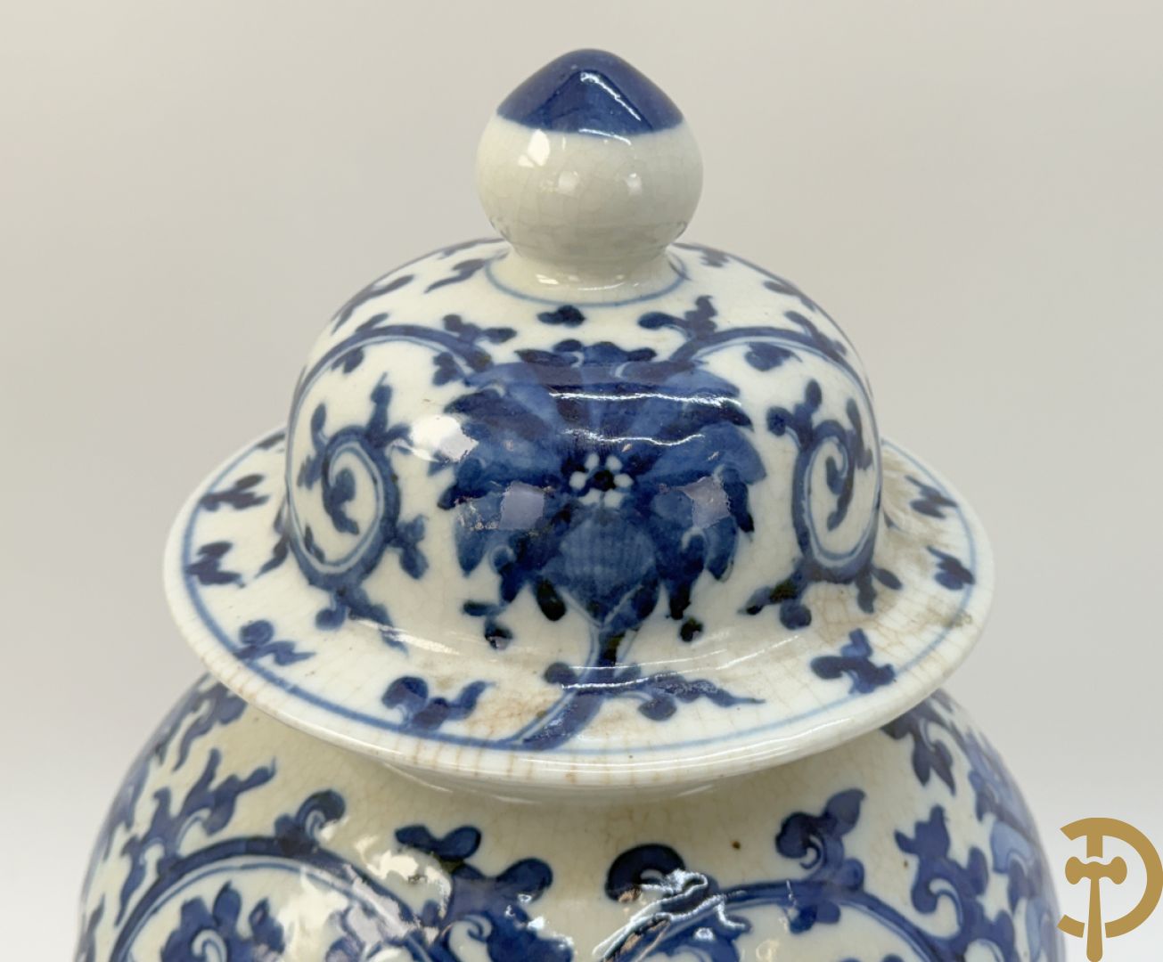 Paar Chinese dekselpotiches in blauw wit porselein met bloemendecor en accanthusranken