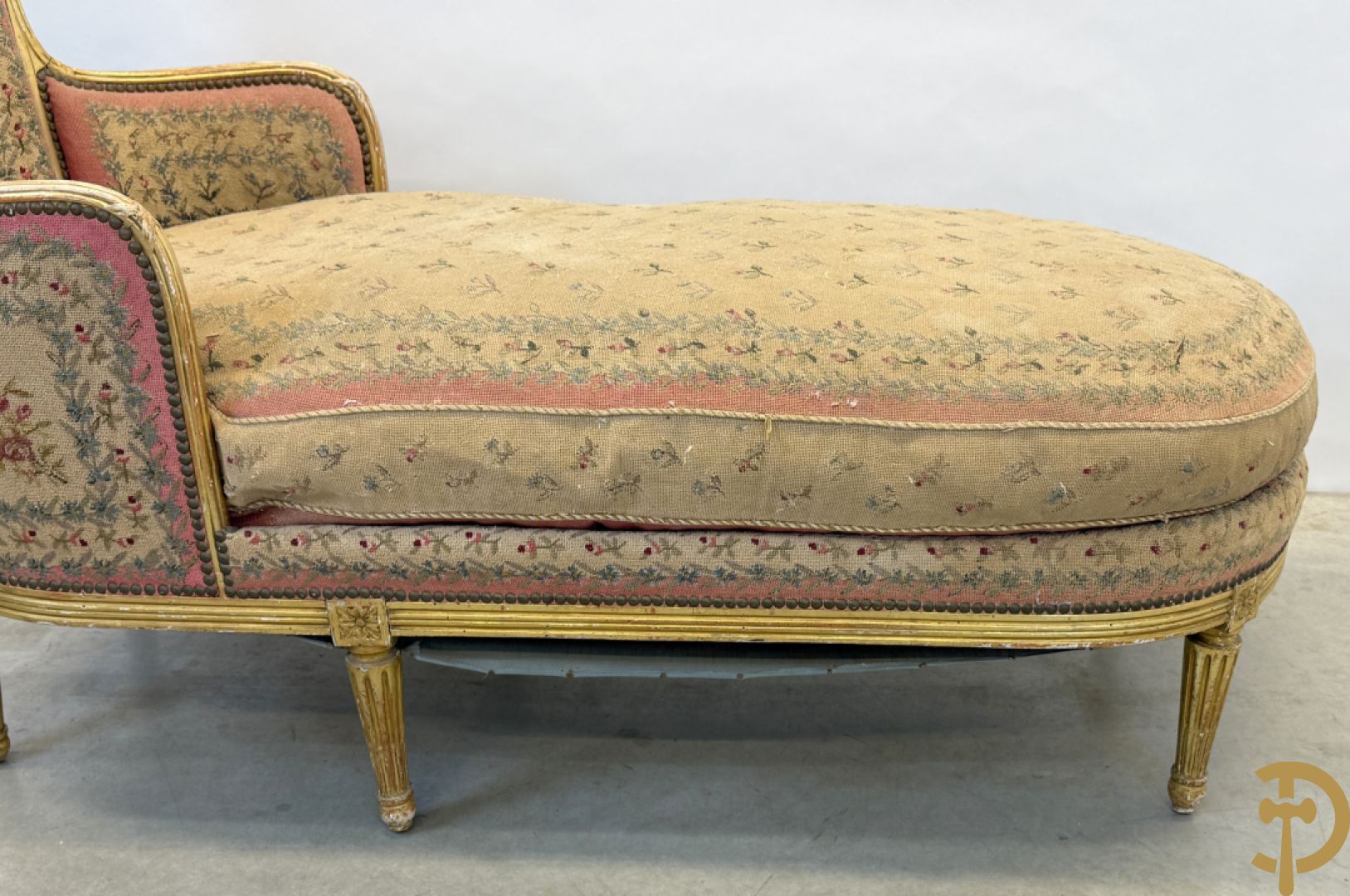 Vergulde Louis XVI chaise longue bezet met petit points met bloemendecor