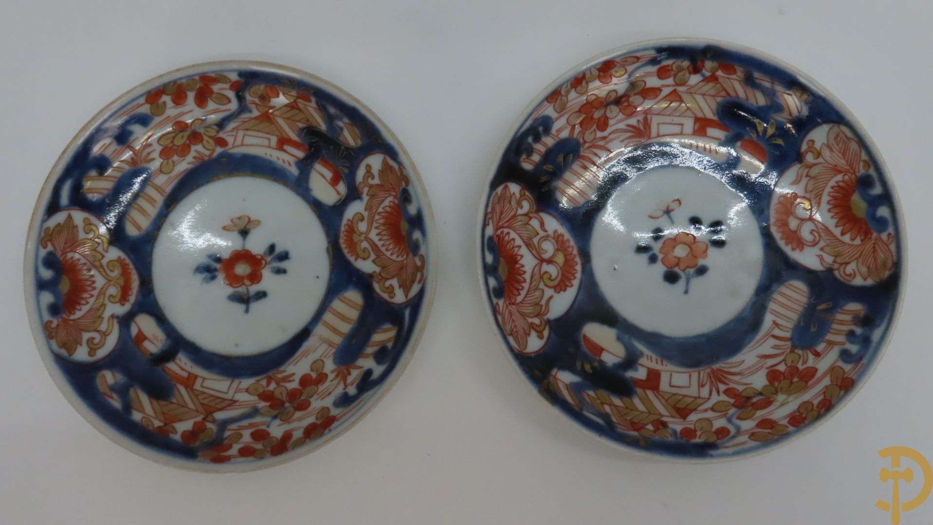 Japanse Imari olie- en azijnfles + 5 Imari kopjes en 3 schoteltjes + Kendi