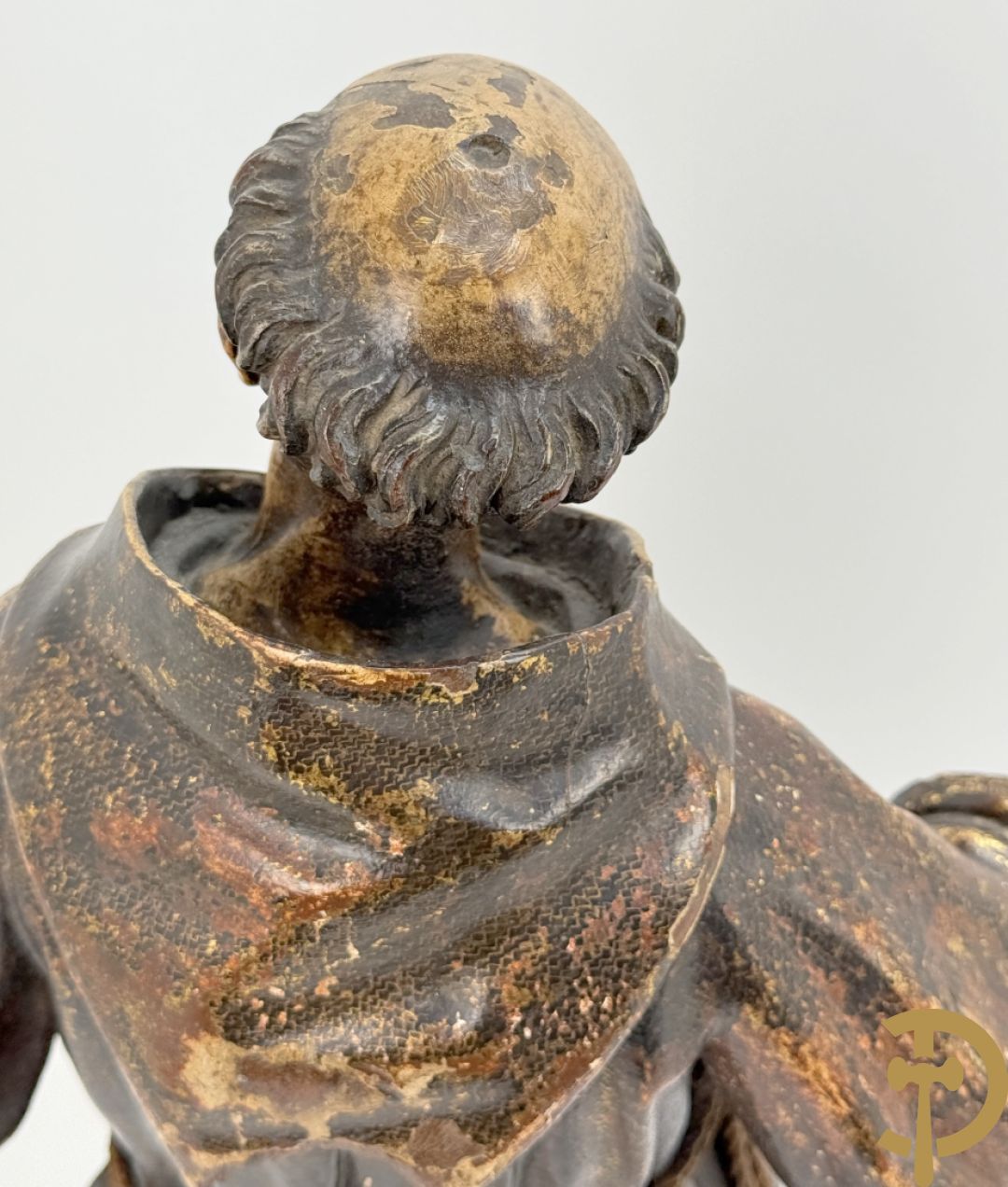 Gepolychromeerde houtsculptuur van Sint Antonius steunend met linkervoet op wereldbol