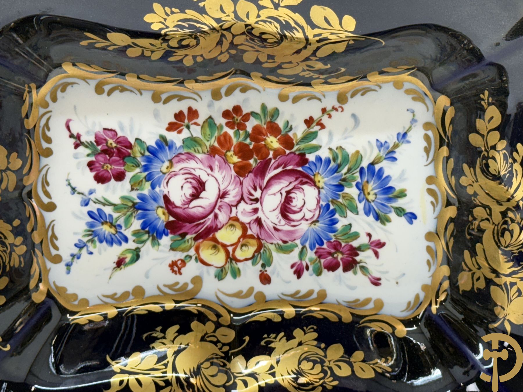 Sèvres stijl vaas met geanimeerde galante scène, zijdelings met paar bronzen armen + schaal met bloementafereel, Limoges stijl