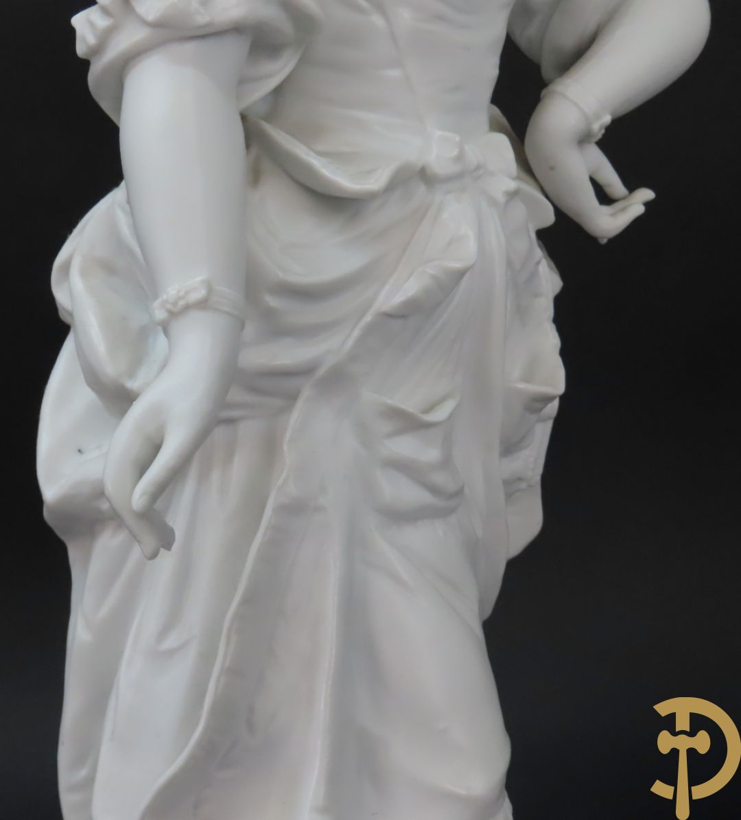 Paar grote witte biscuits van elegant koppel, onderaan gemerkt AM