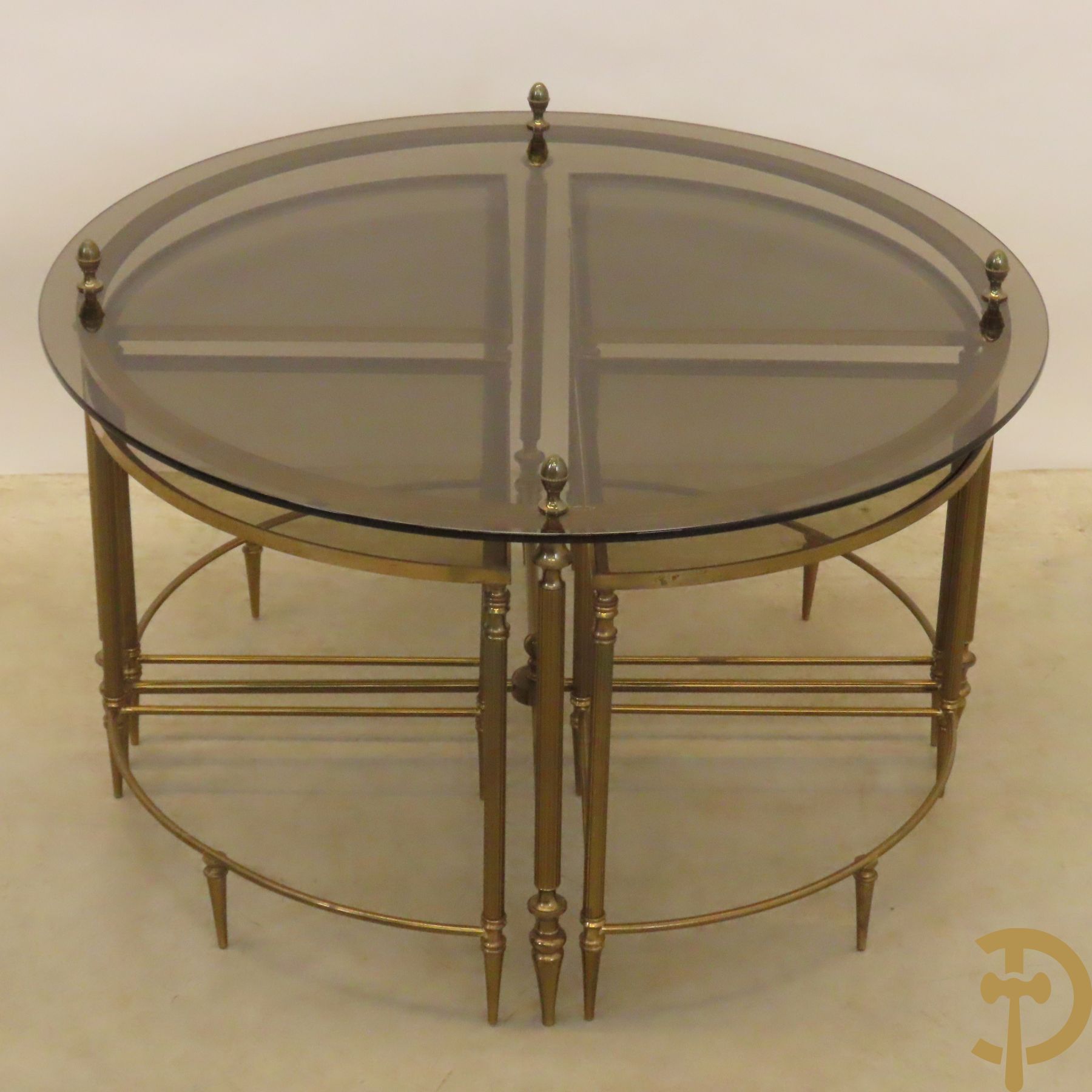 Vintage salontafel met gefumeerd glazen rond blad bezet met denappels op koperen onderstel - eronder met 4 inschuifbare kwartvormige bijzettafeltjes