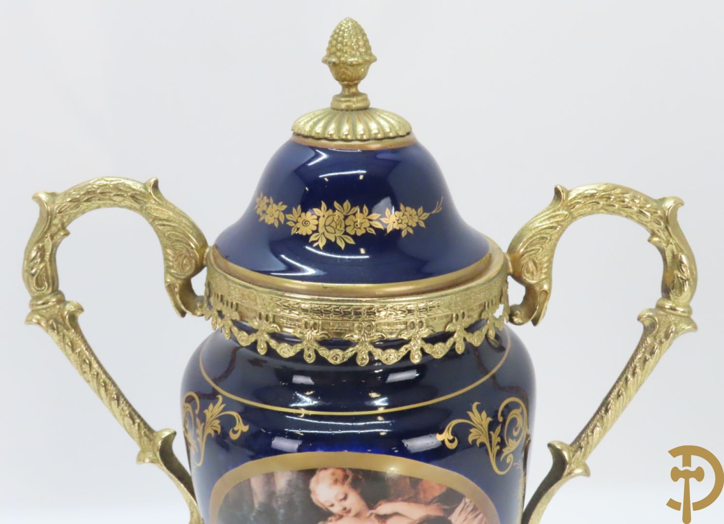 Twee porseleinen Stijl Sèvres cassolettes + dekselpotiche met bloemendecor + vijfarmige kandelaar Sèvres stijl, ACF