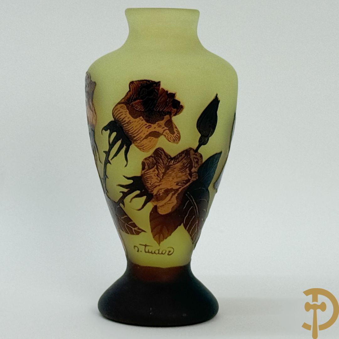 Vaas in glaspasta met gestyleerd bloemendecor, gemerkt Tudor