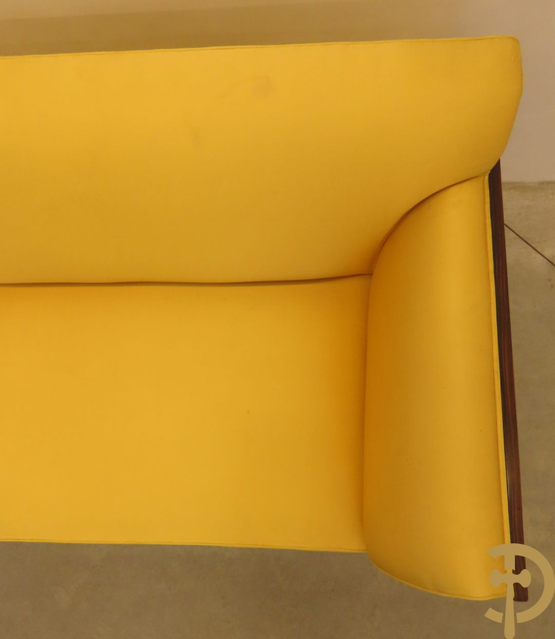 Canapé met gele zijden stof bekleed op palissander chassis, Art deco stijl