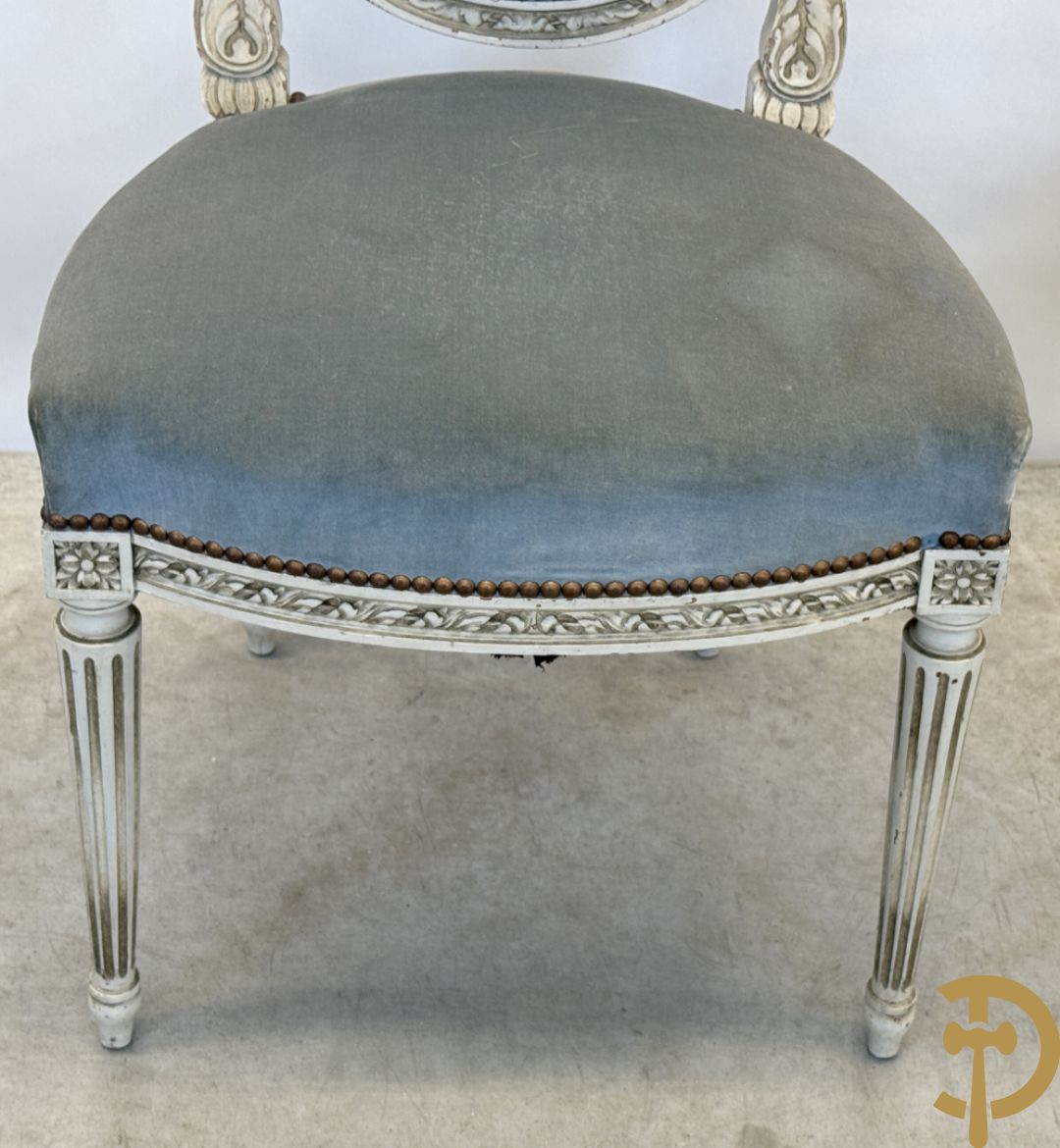 Salonensemble met rocailles, bloemenmotieven en gecanneleerde poten bestaande uit canapé, 2 armzetels en 2 stoelen