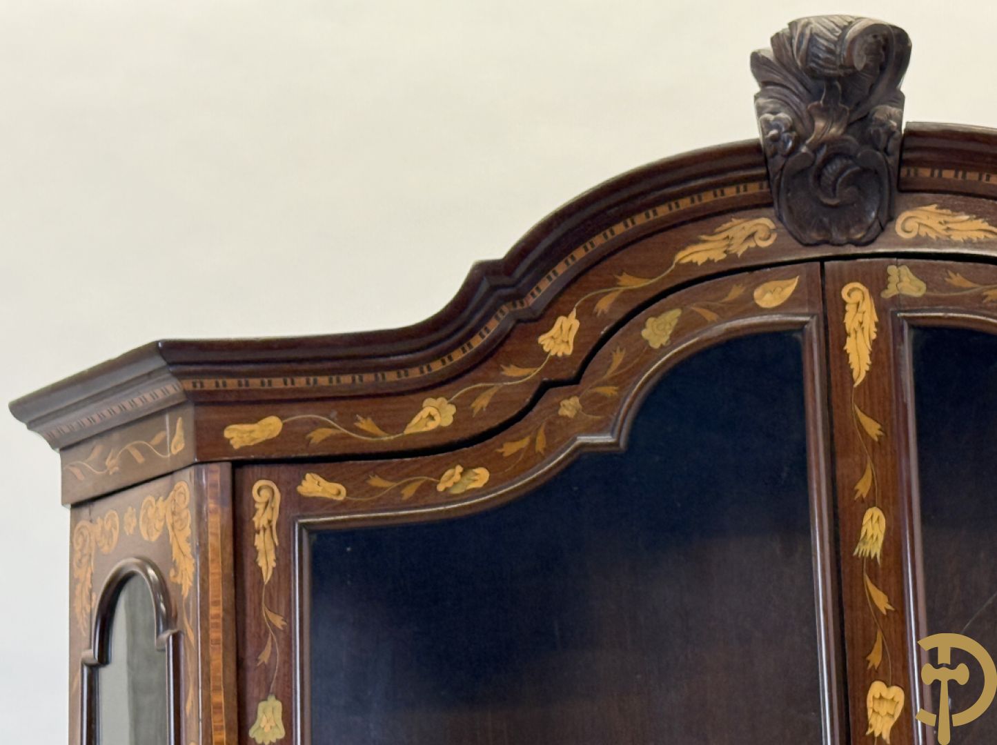 Hollandse vitrine met gemarketteerd bloementafereel, bovenaan met 2 beglaasde deuren en rocaille als kuif - onderaan met 2 gesloten deuren bezet met amforen, vogels en bloemenmarketterie