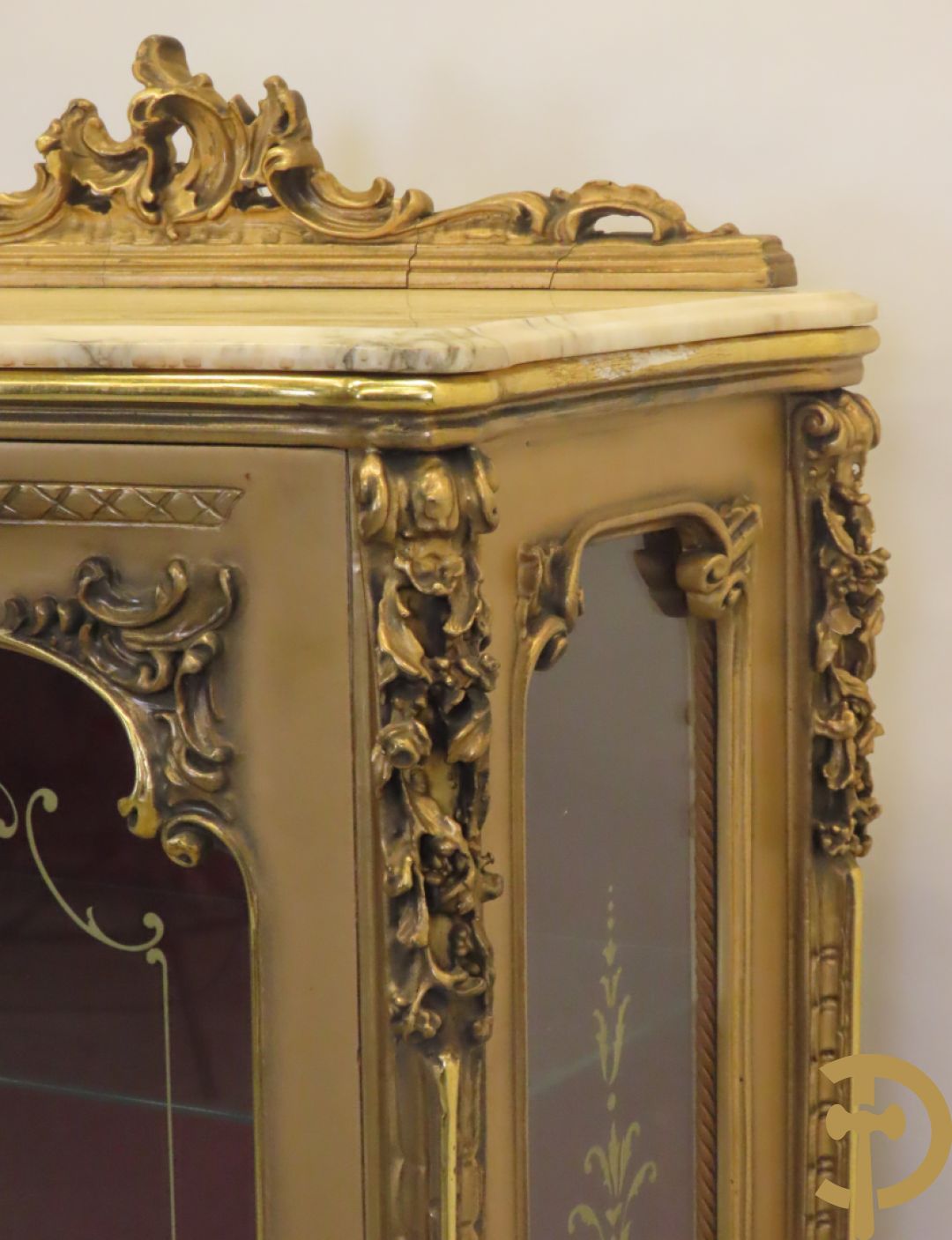 Vergulde vitrine met accanthusranken en ornamentiek in de ruiten geslepen, bovenaan bezet met marmeren blad