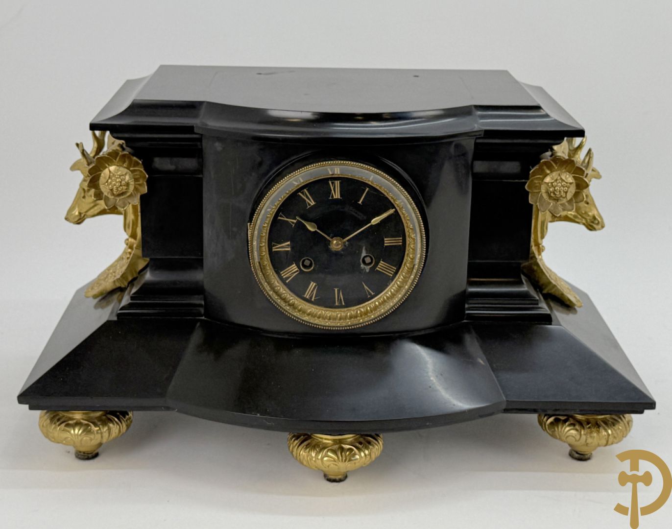 Zwart marmeren garnituur Napoleon III bestaande uit paar bronzen vuurrvergulde vijfarmige kandelaars bezet met vogels op zwarte marmeren basis met hertenkoppen + zwart marmeren middenstuk met klok bezet met hertenkoppen (zonder beeld)