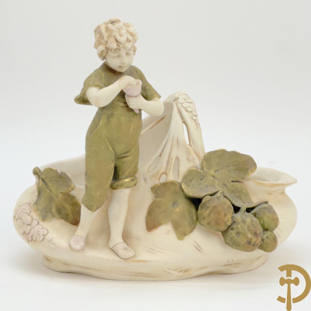 Royal Dux coupe met jongeman en fruitdecor, nummer 1248