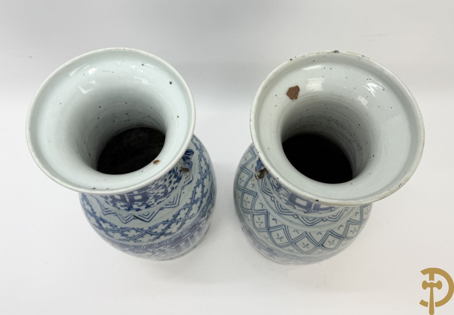 Paar blauw/witte Chinese porseleinen vazen met tekens en accanthusranken, 19e