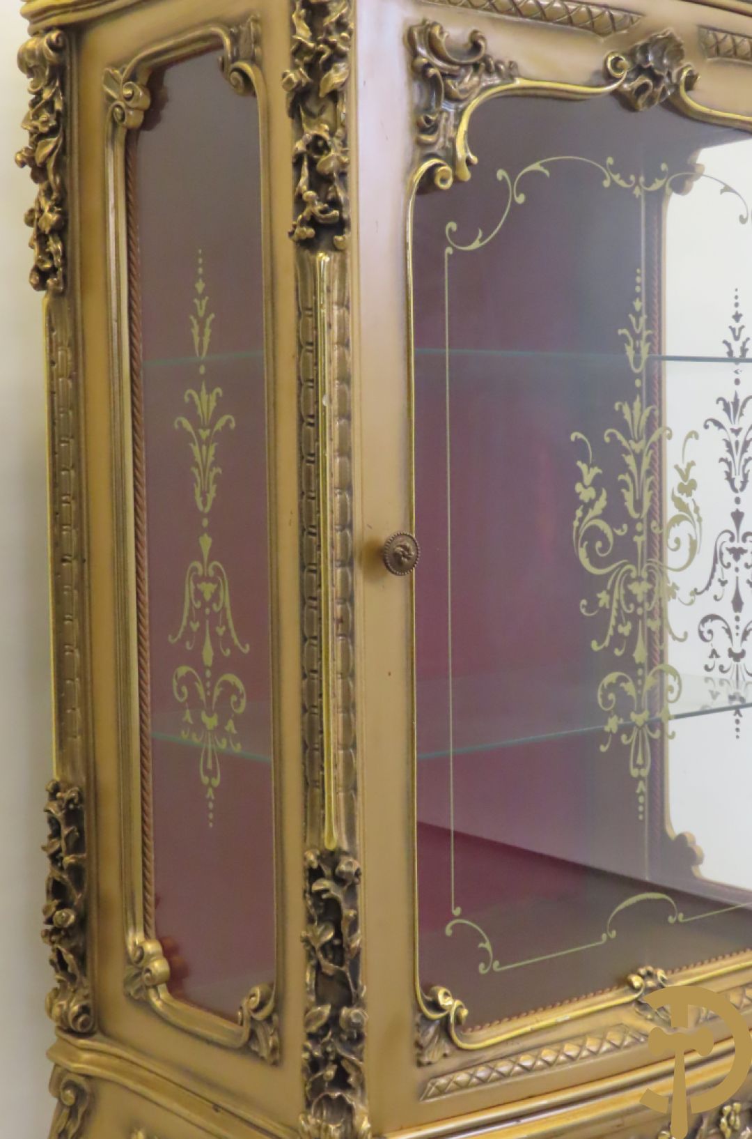 Vergulde vitrine met accanthusranken en ornamentiek in de ruiten geslepen, bovenaan bezet met marmeren blad