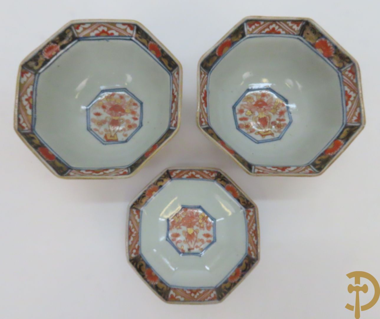 Paar Imari borden + 1 ander Imari bord + 2 Imari coupjes + Imari schoteltje