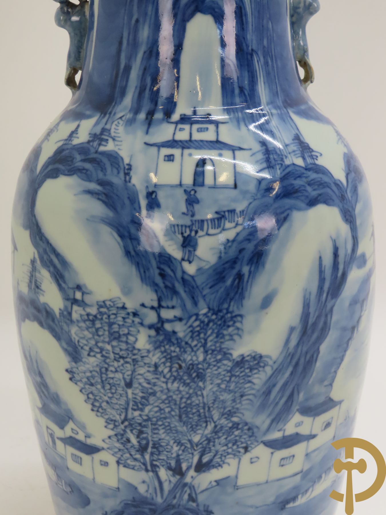 Chinese porseleinen vaas met geanimeerd blauw/wit landschapsdecor en huizenzicht